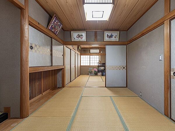 【和室】和室1室には掘りごたつを備えており、足を伸ばしてゆったり座れる快適な空間を実現。季節を問わず心地よく過ごせる、和の温もりに包まれた特別な場所です。