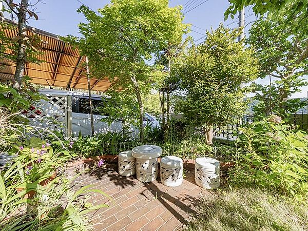 【庭】住まいにはお庭が付いており、日々の暮らしに彩りを添えてくれる心地よいスペースです。ちょっとした家庭菜園も可能です。