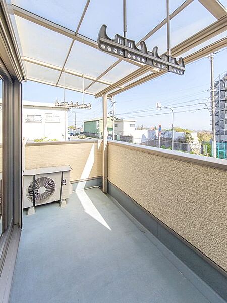 【バルコニー】周辺にはファミリーマート箕面新稲店（徒歩5分）やいかりスーパー箕面店（徒歩20分）がございます。お買い物施設が充実した立地となっております。