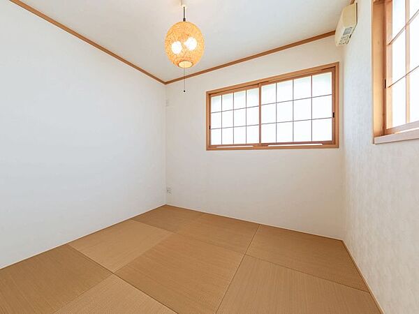 【リビング以外の居室】和室もございます。小さなお子様や、ご年配の方でも安心してお過ごしいただけます。
