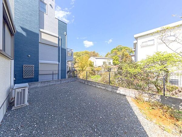 【庭】庭付きの物件となっております。水栓がありますので、家庭菜園やガーデニングなどもお楽しみいただけます。