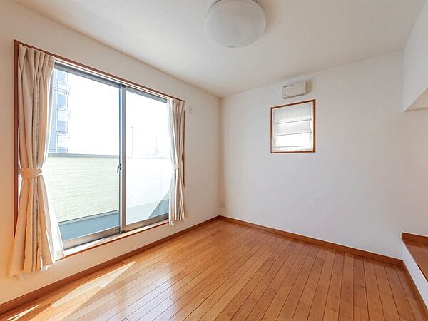 【リビング以外の居室】リビング以外の居室は4部屋ございます。お客様のライフスタイルに合わせて様々な使い方が可能です。