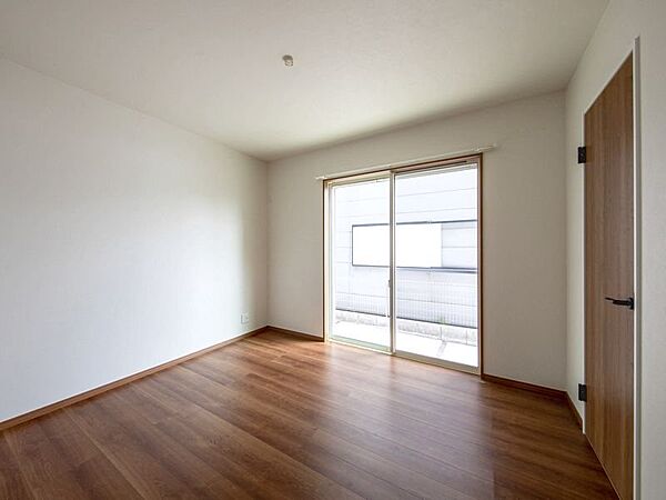 【リビング以外の居室】3階建ての4LDKの間取りとなっております。ご家族それぞれのプライベート空間も確保できます。