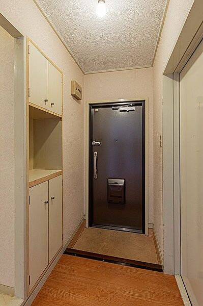 【玄関】玄関にはシューズボックスがございます。真ん中のカウンターにはカギを置いたり小物を飾ったりと、玄関を華やかに飾っていただけます。