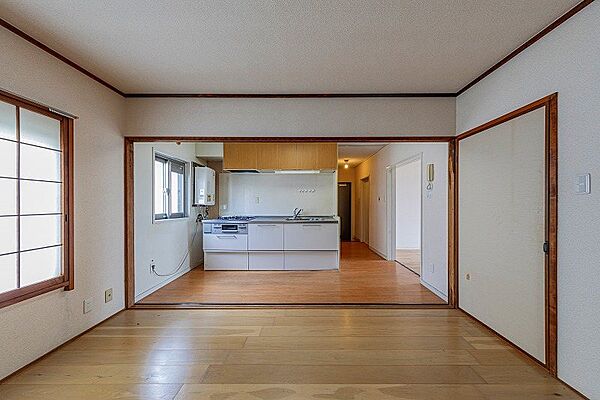 【リビング】箕面市コミュニティバス「如意谷3丁目」停から徒歩1分です。現地ご内覧ご希望のお客様は、お電話いただければスムーズにご案内させていただけます♪