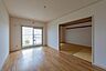 リビング/ダイニング：【リビング】隣接する居室との間の扉を開けると、空間を開放的にお使いいただけ、のびのびとくつろぐことが可能です。