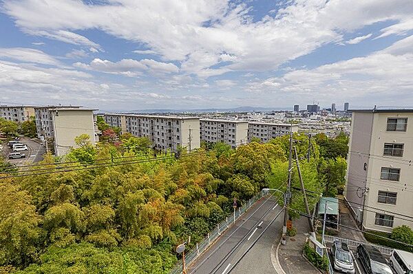 【眺望写真】5階建てのマンションになっており、最上階の物件です。前面が開けていて、開放的な景色を見渡せます。