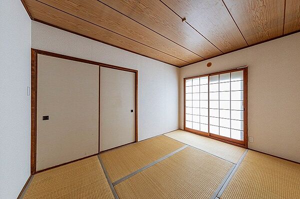 【リビング以外の居室】リビング以外の居室は3部屋ございます。和室の仕様ですので、ご年配の方でも安心してお住まいいただけます。