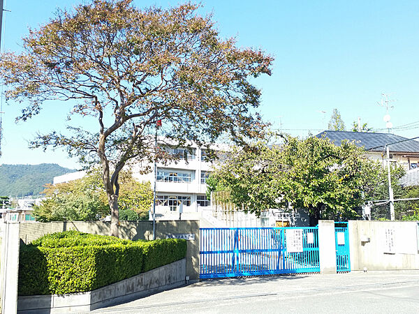箕面市立南小学校（900m）