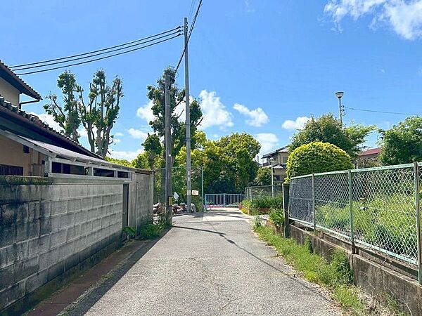 【前面道路含む現地写真】建物は自由設計のため、お客様のお好きなプランにて設計いただけます♪理想の家創りをお楽み下さい！
