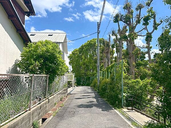 【前面道路含む現地写真】充実の標準仕様は複数パターンのメーカーよりお選びいただけ、多くの選択枠を用意しております！