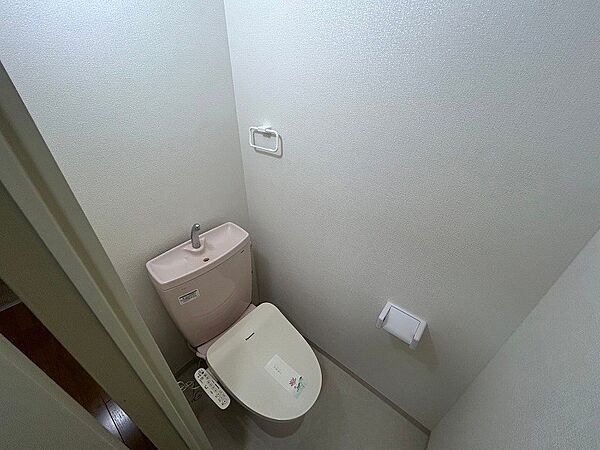 【トイレ】白を基調とした清潔感あふれるトイレです。便器も便座もお掃除楽々。