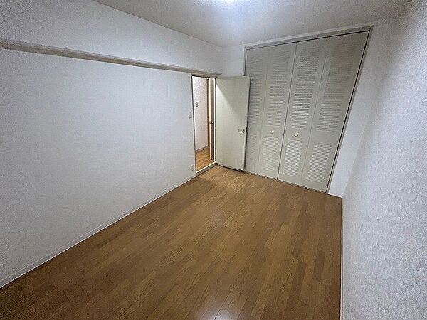 【洋室】約6.1帖の洋室は、主寝室や子供部屋など家族構成に合わせてお使いください！