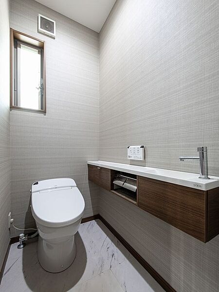 【トイレ】トイレには窓が設けられており、自然換気が可能な快適な空間となっています。湿気も効率よく外へ逃がすことができ、常に清潔で心地よい環境を保ちやすい点が魅力です。