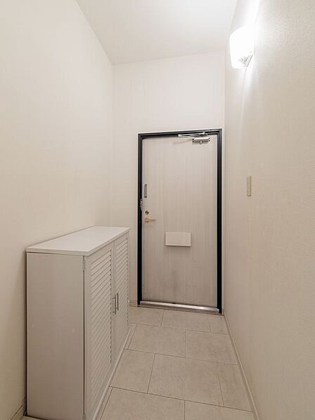 【玄関】平成25年9月にリフォーム履歴があり、室内は丁寧に使用されてきた印象です。快適にお住まいいただける状態となっています。