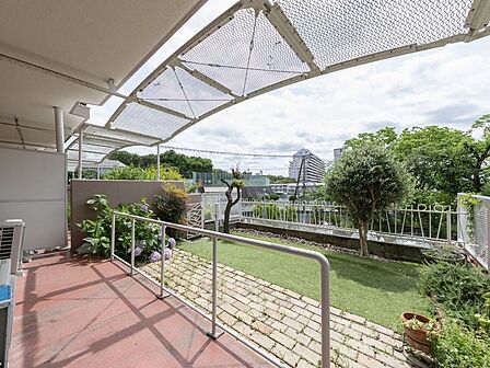 【バルコニー】本物件は南東向きで、さらに前面が公園になっているため遮るものが少なく、陽当たり良好。明るく開放感あふれる住空間で、心地よい暮らしを実現できます。