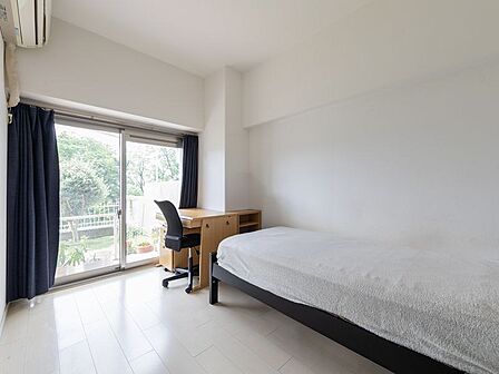【洋室】洋室は3部屋ご用意されており、それぞれに収納スペースを完備しています。衣類や日用品、季節物までしっかりと収納できるため、各居室をすっきりと保ちながら広々とお使いいただけます。