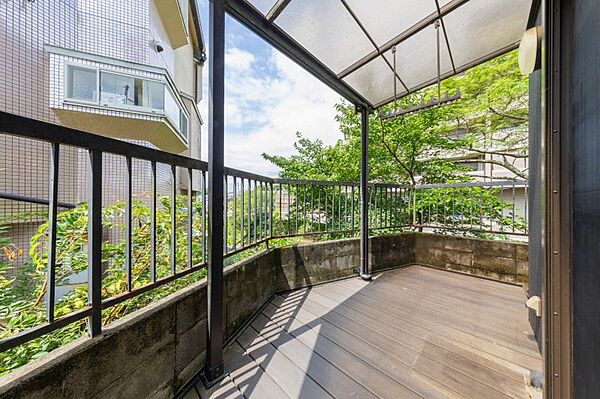 【バルコニー】バルコニーは南東向きにつき陽当たり良好です。お洗濯もよく乾いてくれるのが嬉しいポイントですね。