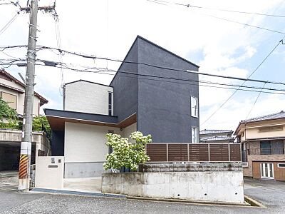 外観:【現地写真】阪急箕面瀬「箕面」駅から徒歩11分です。周辺にはコンビニやスーパーなどのお買い物施設もございます。 外観:【現地写真】阪急箕面瀬「箕面」駅から徒歩11分です。周辺にはコンビニやスーパーなどのお買い物施設もございます。