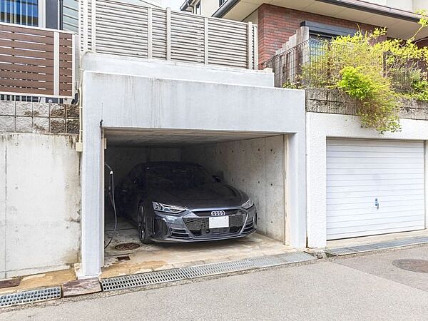 【駐車スペース】駐車スペースは掘り込み車庫となっております。高さ175cm×横幅300cm×奥行580cm