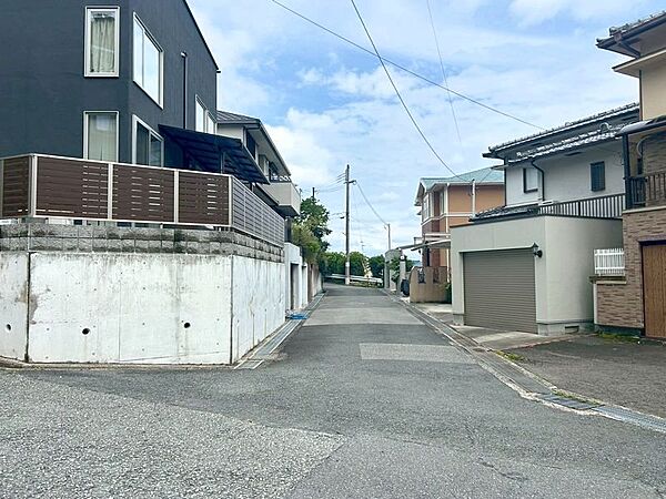 【前面道路含む現地写真】現地ご内覧ご希望のお客様は、お電話いただければスムーズにご案内させていただけます♪住宅ローンのご相談等あらゆるご相談、お問合せ承ります。