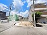 外観：【現地写真】南西角地につき、陽当たり・通風良好♪快適な住環境でマイホームの夢を実現していただけます。