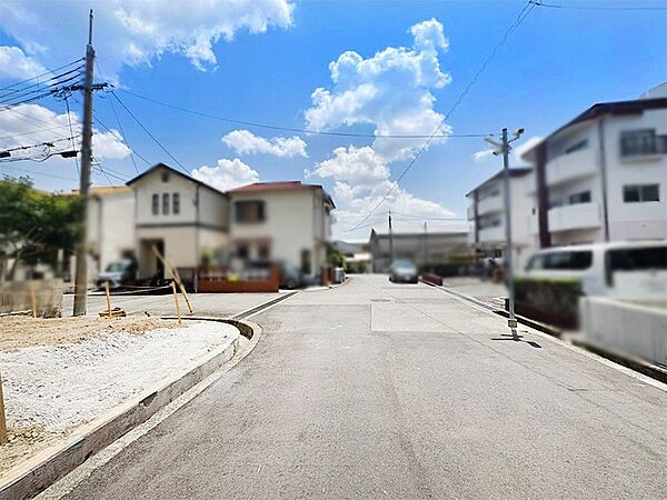 【前面道路含む現地写真】充実の標準仕様は複数パターンのメーカーよりお選びいただけ、多くの選択枠を用意しております！理想の家創りをお楽み下さい！