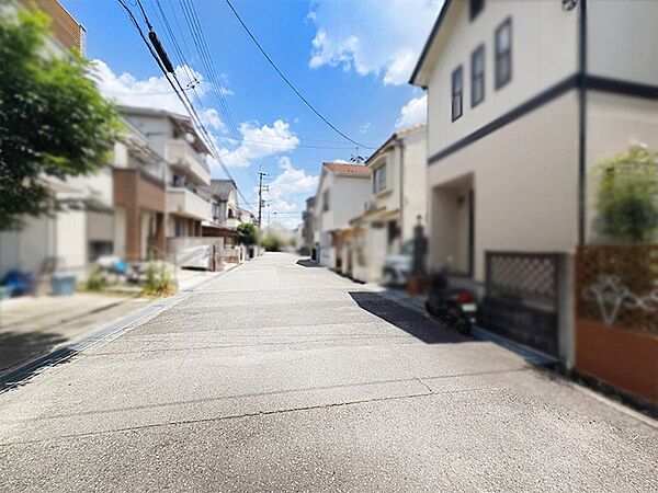 【前面道路含む現地写真】弊社では設計士とコーディネーターによる打ち合わせを重ね安全性や品質とデザインが両立した、お客様の「自分スタイル」をカタチに致します。