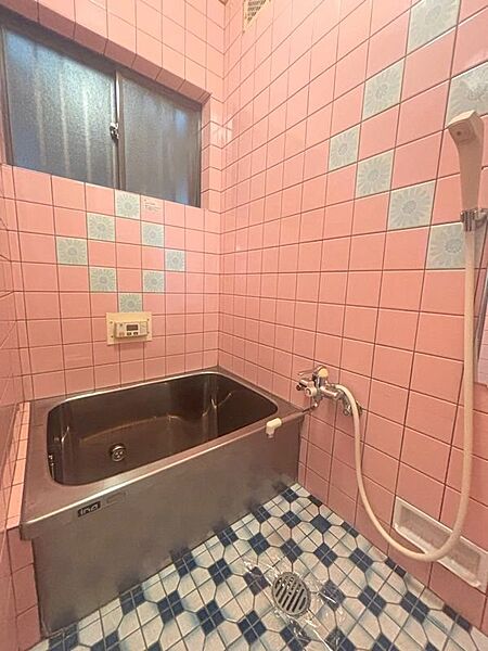 花柄がかわいらしいタイル調のお風呂となっております。窓があるため、通気性が良く快適に過ごすことができます。