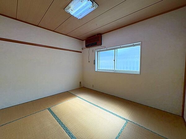 落ち着いた6帖和室となっております。お子様の遊び場や、ご年配の方にも過ごしやすいお部屋です。