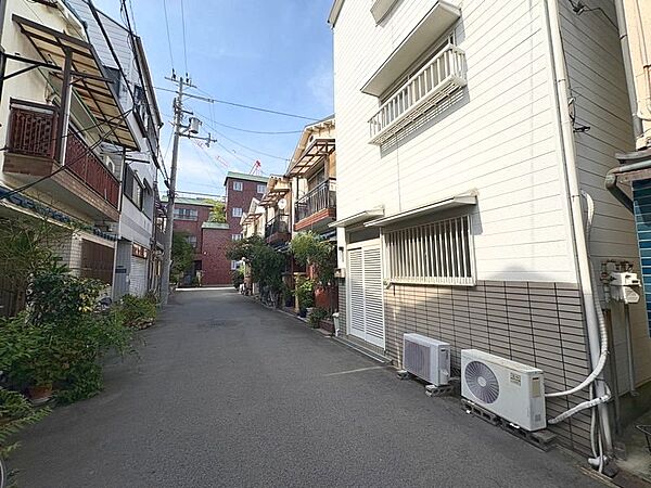 白を基調とした三階建てとなっております。2沿線以上の利用が可能な住宅地につき通勤通学にも便利です。