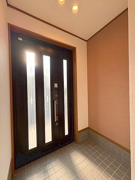 広々とした玄関となっております。また、玄関ドアのガラス部分から光が差し込み玄関を明るく照らしてくれます。