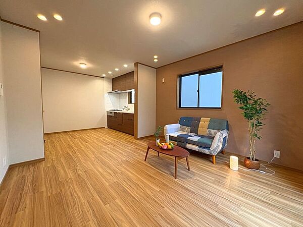 リフォーム済の室内となっておりますので気持ちよくお使いいただけます。ダウンライトも新設されておりリビングを明るく照らしてくれます。