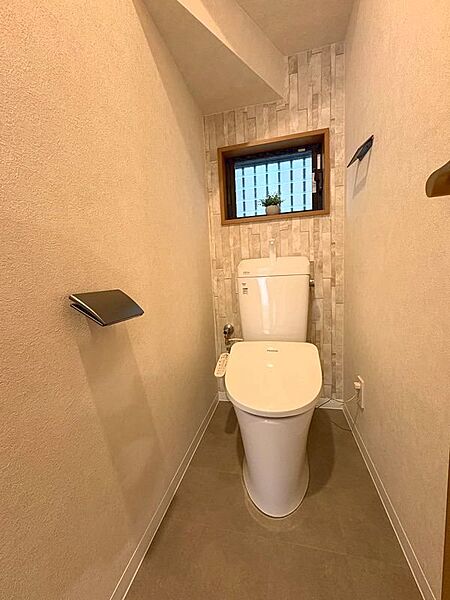 窓があるため開放感があるトイレとなっております。換気もできるため、心地よくご使用いただくことができます。