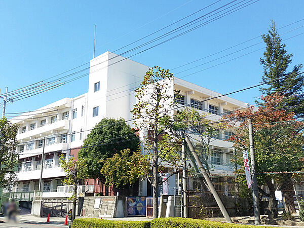 箕面市立中小学校（313m）