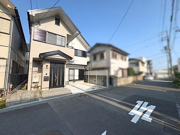 落ち着いた雰囲気が漂う住宅街となっており、子育て世帯にも安心してお過ごしいただける住環境となっております。