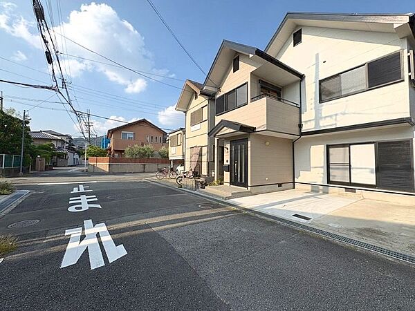 道が広く、お車をご使用する際にも安心です。見晴らしがいいので防犯面でも安心してお過ごしいただくことができます。