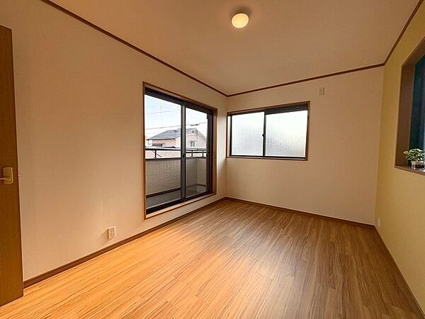 6.7帖洋室となっております。収納もございますのでお部屋をすっきりと広く、ご使用いただくことができます。