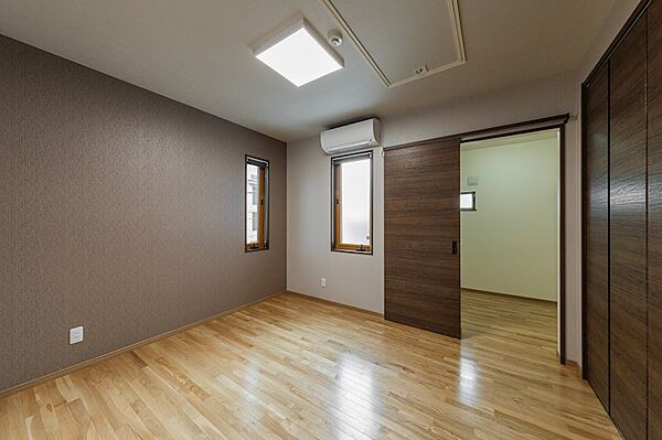 上質な木目調の床と落ち着いた壁色が調和する癒しの空間。陽光が優しく差し込み、穏やかな毎日を演出。書斎にも寝室にも、趣味の部屋にも最適。自分だけの時間を大切に、あなたらしい空間づくりが叶うお部屋です。