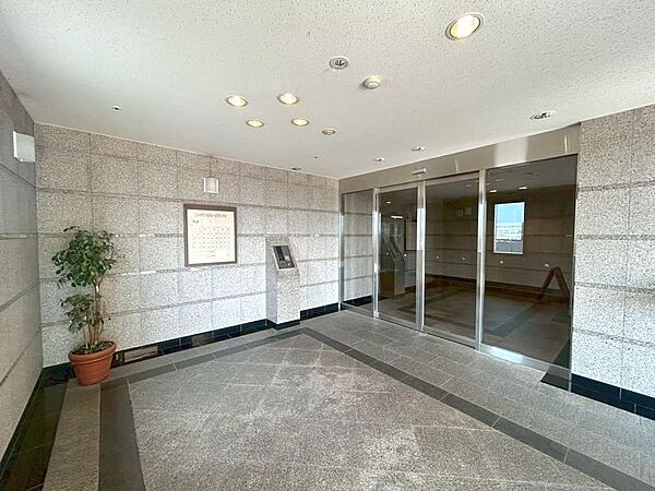 オートロック付のエントランスとなっておりますので安心してお住まいいただけます。また、TVモニター付インターホンとなっているため来客時に助かります。