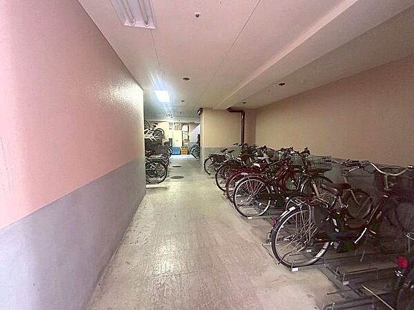 屋内駐輪場となっておりますので雨風から大切な自転車を守ることができます。防犯面でも安心です。