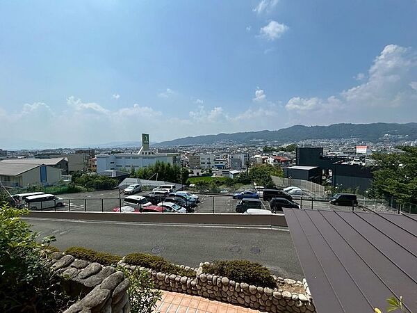 自然豊かな景色が見渡せ、落ち着いた住環境となっております。街と住まいが心地よい暮らしを演出してくれます。