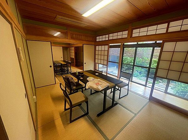 【リビング以外の居室】周辺にはイズミヤ池田旭丘店（徒歩5分）やセブンイレブン池田鉢塚3丁目店（徒歩3分）がございます。