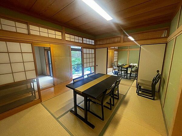 【リビング以外の居室】郵便局や公園も徒歩圏内にあり、生活施設が整っております。