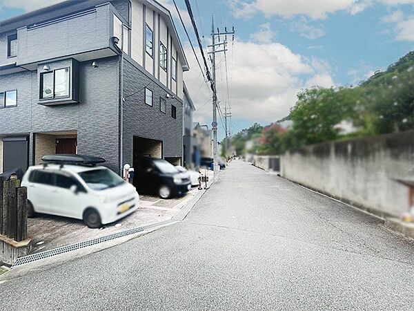 【前面道路】室内は4LDKのゆとりある間取りとなっており、寝室や子ども部屋のほか、書斎や在宅ワークスペースとしても活用可能。
