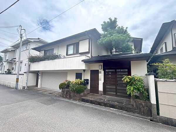 【現地写真】土地面積90.14坪に6LDKのゆとりのある住宅となっております。地下倉庫も付いていますので、様々な使い方が可能です。