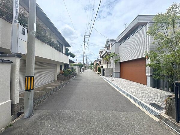 【前面道路含む現地写真】箕面市立西小学校へは徒歩14分、箕面市立第一中学校へは徒歩13分となっており、お子さまのアクセスもしやすい立地となっております。