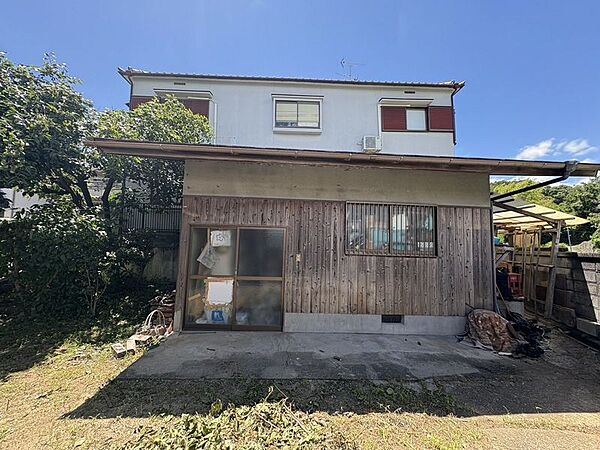 【現地写真】ゆとりある敷地は、落ち着きのある住環境を整えてくれます。また、県道にも近くアクセス良好な立地となっております。