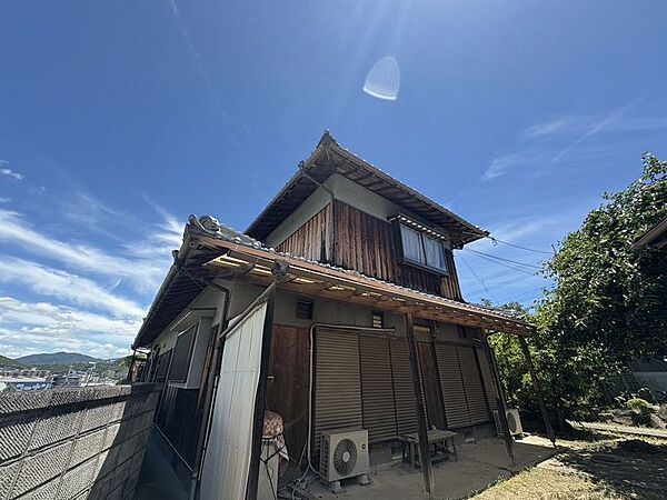【現地写真】お車も2台分停められて、カーポート付きとなっております。雨の日でもお客様の愛車を守ってくれます。