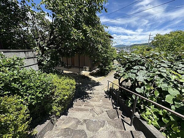 【現地写真】自然と利便性が調和した住環境で、長く安心してお住まいいただけます。敷地が広い分、近隣の騒音も気になりづらいです。